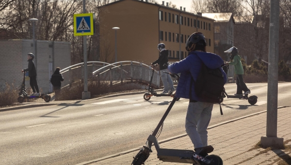 Boldi tõukerataste linnapilti tulek on peagi taas arutluse all. Seni püüavad tänavatel aina rohkem pilku isiklikud elektrilised sõiduvahendid. Foto: AIGAR NAGEL